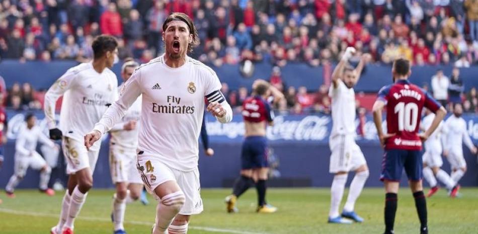 Jugadores del Real Madrid reaccionan jubilosos luego de superar a Osasuna este domingo.