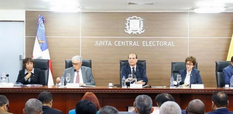 El presidente de la Junta Central Electoral (JCE), Julio Castaños Guzmán a demás miembros del pleno. Crédito archivo LISTÍN DIARIO.