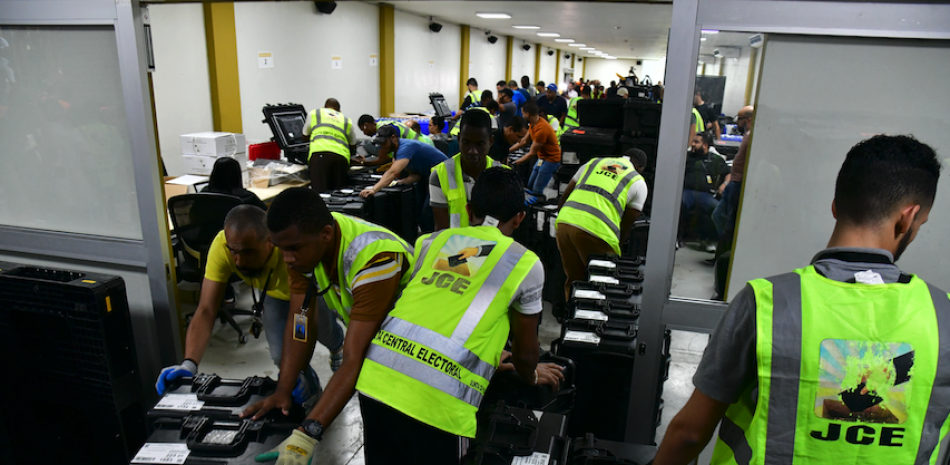 La JCE inició ayer la distribución de los kits del voto automatizado. ADRIANO ROSARIO