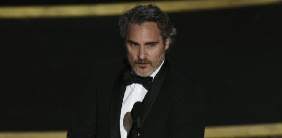 Fotografía del actor Joaquín Phoenix tras recibir un Oscar. Crédito AP