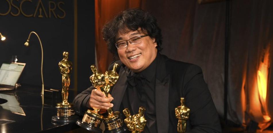 Bong Joon-ho sostiene los Oscar por mejor guión original, mejor largometraje internacional, mejor dirección y mejor película para "Parasite" en Governors Ball después de los Oscar el domingo 9 de febrero de 2020, en el Dolby Theatre de Los Ángeles. . (Foto por Richard Shotwell / Invision / AP).