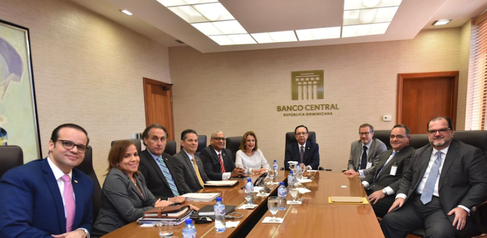 El gobernador del Banco Central, Héctor Valdez Albizu, presidió el encuentro con los ejecutivos . F. EXTERNA.