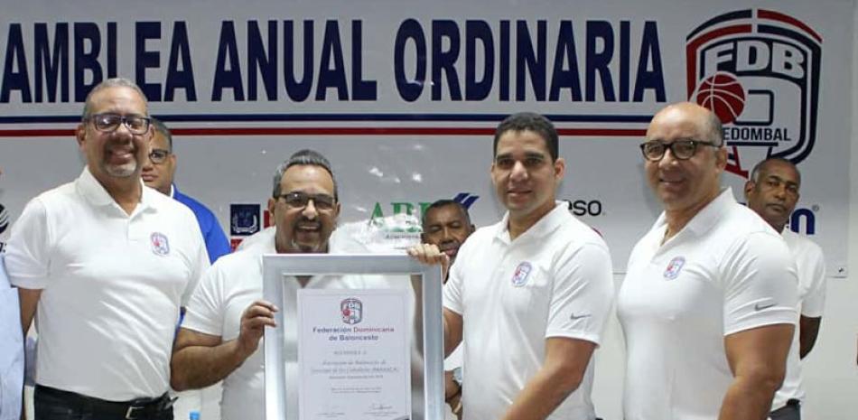 Rafael Uribe premia a Juan –Tito- Ventura.