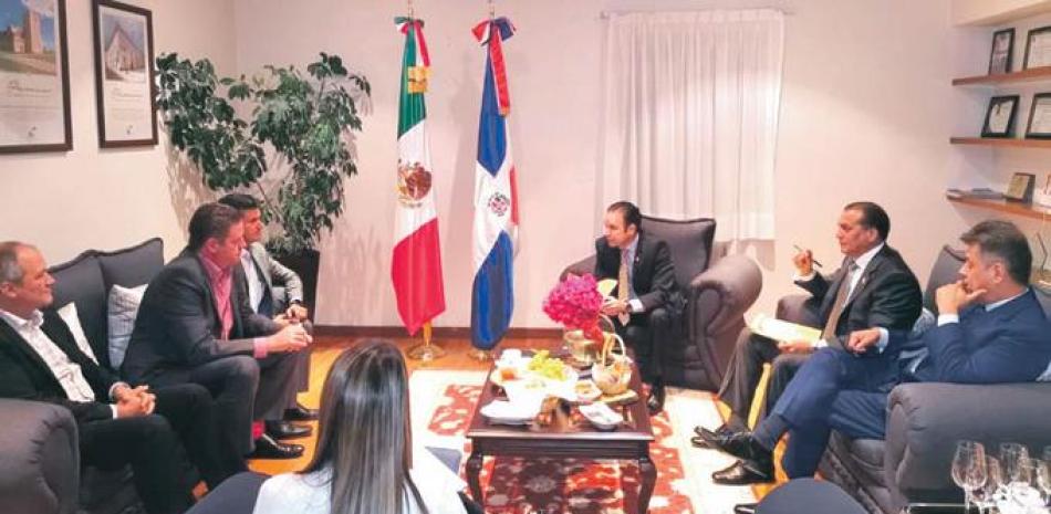 Reunión de Hugo Rivera y funcionarios de México.