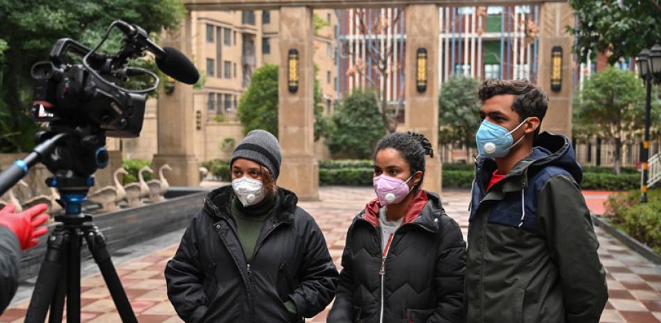 La incertidumbre y la desesperación han hecho presa de cinco estudiantes dominicanos radicados en Wuhan, China, donde se originó el coronavirus, por el avance de la enfermedad. Ellos explicaron las dificultades que enfrentan para adquirir los alimentos, mientras los planes de evacuación no prosperan. AFP/