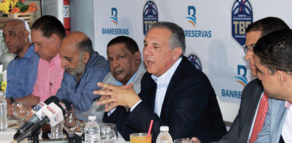 José Ramón Peralta, presidente del comité organizador del Torneo de Baloncesto Superior del Distrito Nacional ofrece detalles del evento. ap/