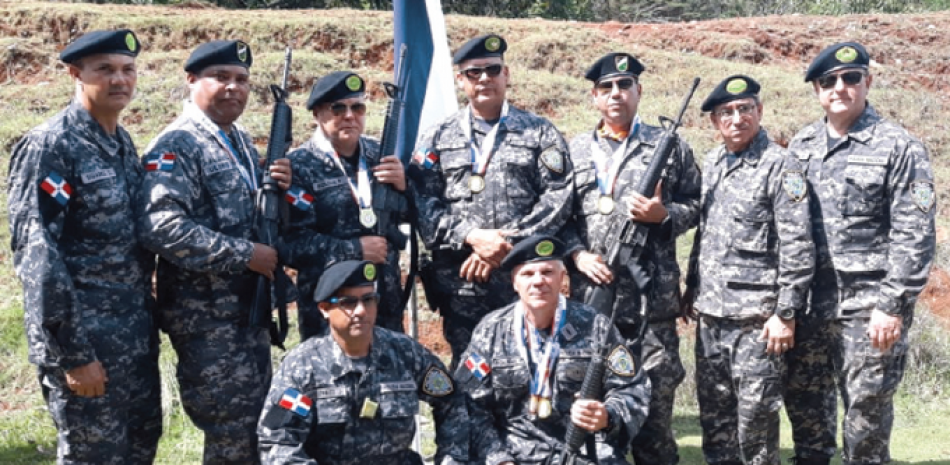El equipo de la Policía Nacional que se coronó campeón de la competencias de tiro con fusil M-16 de los 51 Juegos Deportivos de las Fuerzas Armadas y la Policía Nacional.