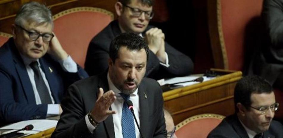 El líder de extrema derecha del partido italiano Lega, Matteo Salvini, hace gestos cuando se dirige al Senado el 12 de febrero de 2020 en Roma, mientras los senadores italianos deben decidir si debe enfrentar un juicio por cargos de detención ilegal de migrantes en el mar el año pasado. Filippo Monteforte/AFP.