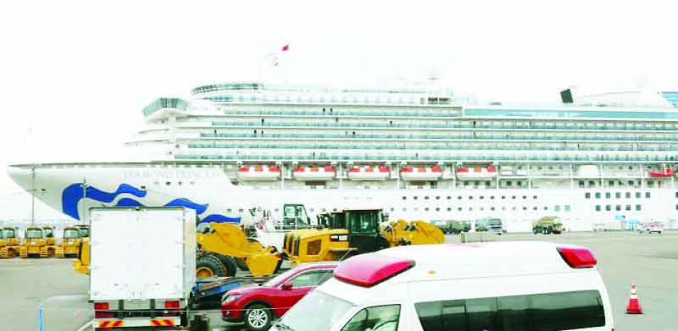Una ambulancia estacionada frente a un crucero en cuarentena por el coronavirus con 3.500 personas a bordo en el puerto de Yokohama.