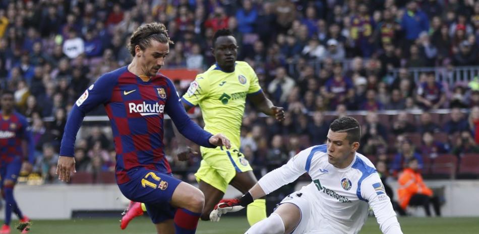 Antonjie Griezmann busca marcar un gol para el barcelona en el choque de este sábado
