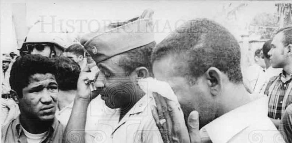 Dos militares juntos al entonces púgil Chino Díaz, lloran por los predios de la avenida Las Américas  cerca de donde precipitó el avión DC-9 de Dominicana de Aviación.
