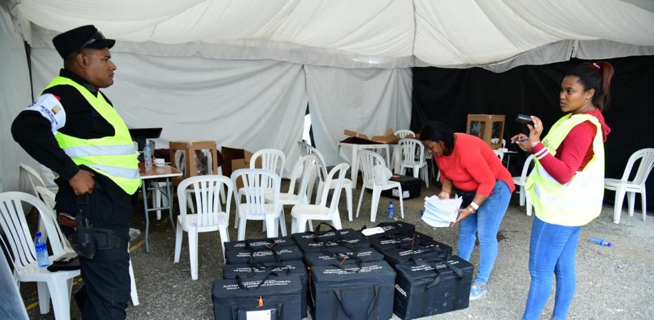 El personal de la JCE recoge los equipos del voto automatizado. RAUL ASENCIO/LISTINDIARIO.