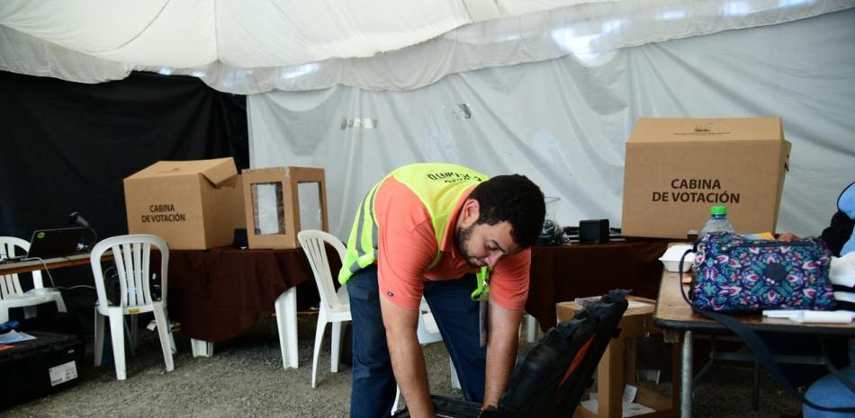 Personal de la JCE recogiendo los equipos automatizados del voto luego de la suspensión de la suspensión de las elecciones municipales. RAUL ASENCIO/LISTINDIARIO