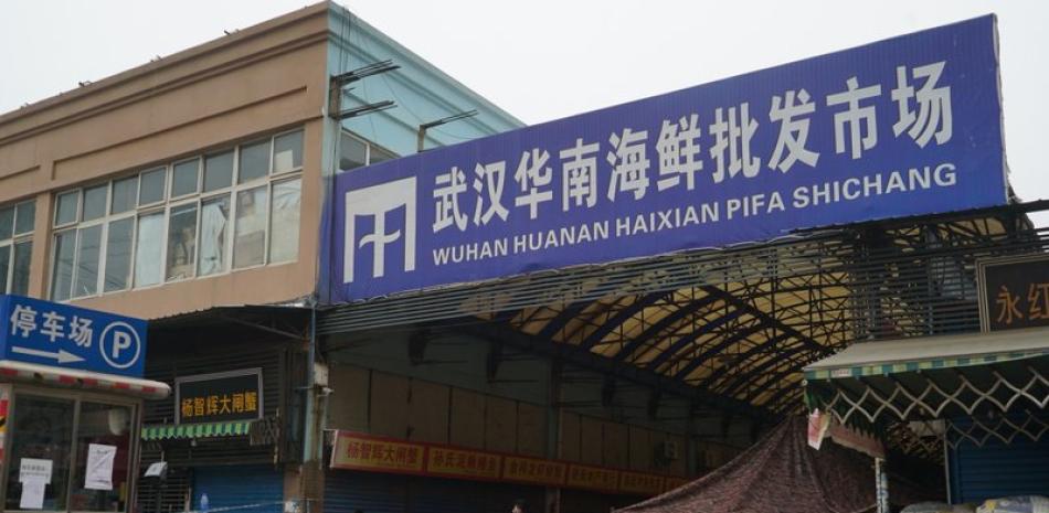 El mercado mayorista de mariscos de Huanan, donde un número de personas relacionadas con el lugar se enfermaron de un coronavirus, continúa cerrado en Wuhan, en China, el martes 21 de enero de 2020. (AP Foto/Dake Kang)