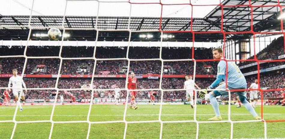 El guardameta Timo Horn, del Colonia, recibe el cuarto gol del partido, una anotación de Serge Gnabry para el Bayern, durante un duelo de la Bundesliga. /AP