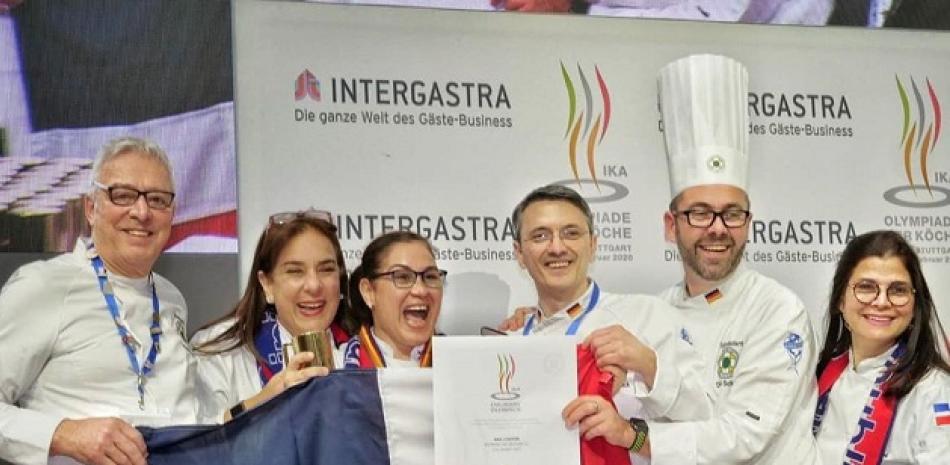 Las chefs dominicanas al recibir su medalla. FOTO: FUENTE EXTERNA