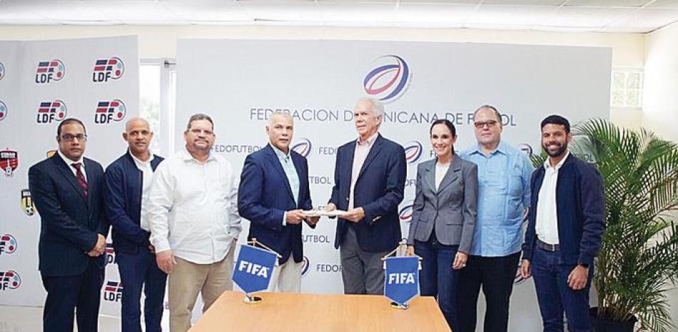 Integrantes de la nueva directiva de la Federación Dominicana de Fútbol.