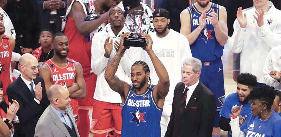 Kawhi Leonard, de Los Angeles Clipeers, sostiene el trofeo Kobe Bryant que se otorga al Jugador Más Valioso del Juego de Estrellas.