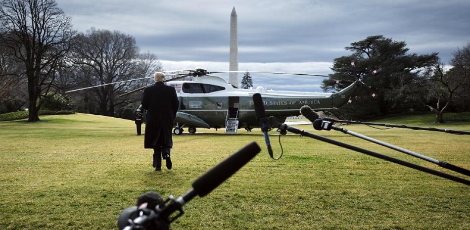 El presidente Donald Trump camina hacia el Marine One para hacer un viaje rápido de la Casa Blanca, en Washington, a Charlotte, Carolina del Norte, el viernes 7 de febrero de 2020. (T.J. Kirkpatrick/The New York Times)
