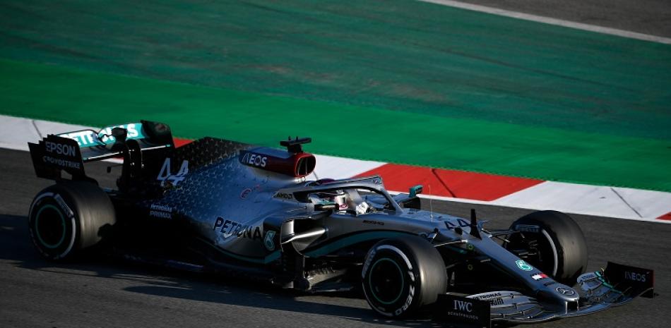 Lewis Hamilton conduce su bólido de la escudería Mercedes durante el inicio de la pretemporada de la Fórmula Uno.