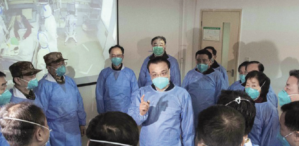 La agencia noticiosa estatal Xinhua publicó al primer ministro chino Li Keqiang, al centro, hablando con trabajadores médicos en el hospital Jinyintan en Wuhan.