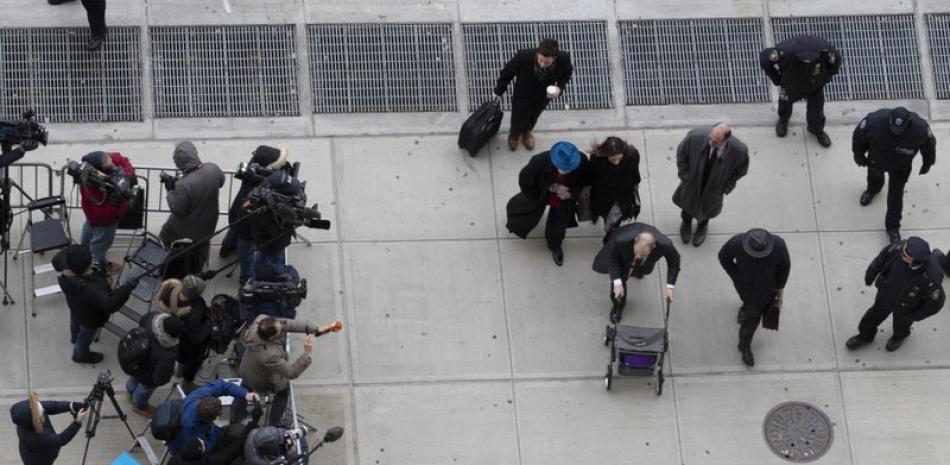 Harvey Weinstein es fotografiado por miembros de la prensa al llegar a la corte de Manhattan para su juicio por abuso sexual el jueves 20 de febrero de 2020 en Nueva York. (Foto AP/Mary Altaffer)