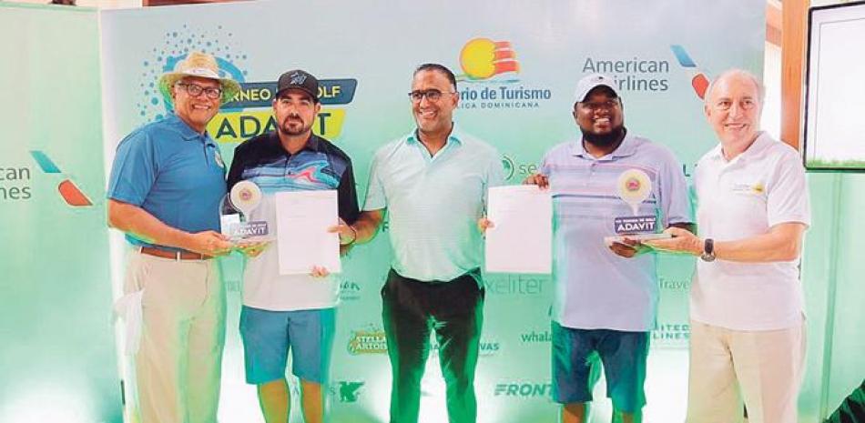 Winston Cruz, Cristian Rodríguez, Guillermo Santana, Wilson Rodríguez y Carlos Alonso, durante la ceremonia de premiación