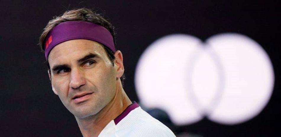 Roger Federer fue operado en la rodilla derecha y se perderá la temporada sobre arcilla.
