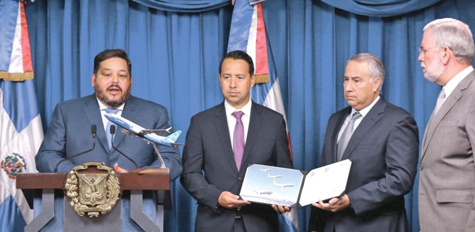 Representantes de la empresa Boeing y FTS Holdings Group durante la rueda de prensa en el Palacio Nacional.