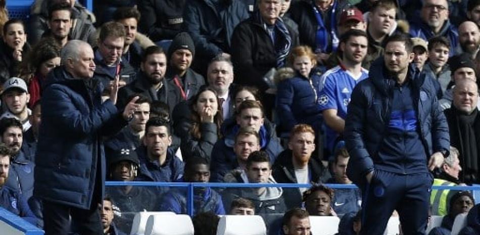 El entrenador en jefe del Tottenham Hotspur, José Mourinho (izquierda), gesticula mientras su homólogo del Chelsea, Frank Lampard, observa durante el partido de fútbol de la Premier League inglesa entre sus equipos en el Stamford Bridge en Londres. Ian Kington/AFP.