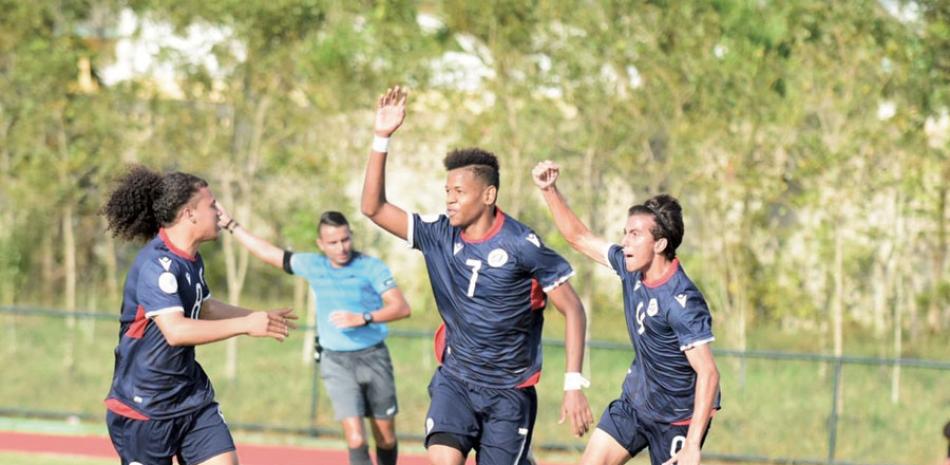 Jugadores del seleccionado de República Dominicana festejan uno de los dos goles marcados por Josué Báez.