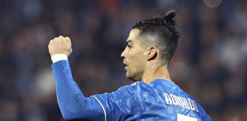 Cristiano Ronaldo responde la ovación del público tras marcar su histórico gol.