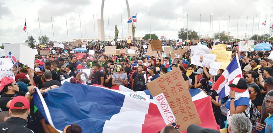 Los jóvenes se han mantenido durante cuatro días consecutivos protestando frente a la JCE. /GLAUCO MOQUETE