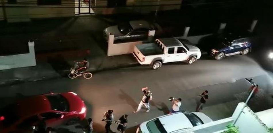 Captura del video en que residentes de Los Álamos, Santo Domingo Oeste, salen a la calle durante el cacerolazo.