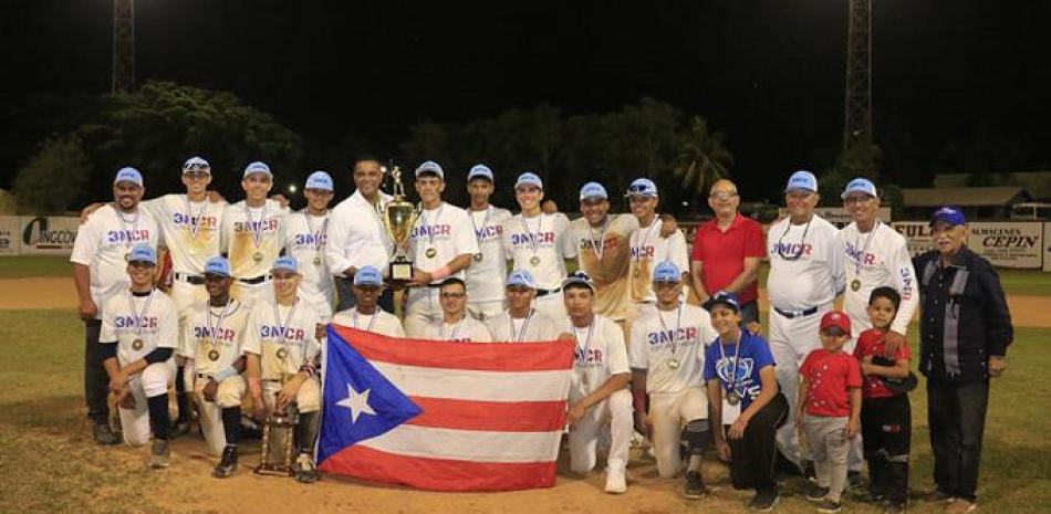La representación de Puerto Rico junto al trofeo que le acredita como campeón del Torneo Internacional de Béisbol Moca 2020.