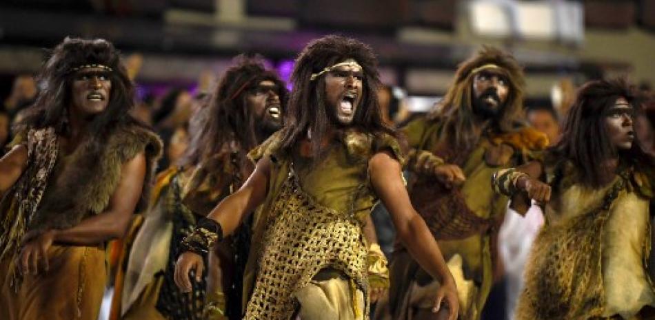 Miembros de la escuela de samba Estacio de Sa actúan durante la primera noche del desfile de carnaval en el Sambódromo de Río de Janeiro, Brasil. Mauro Pimentel/AFP.