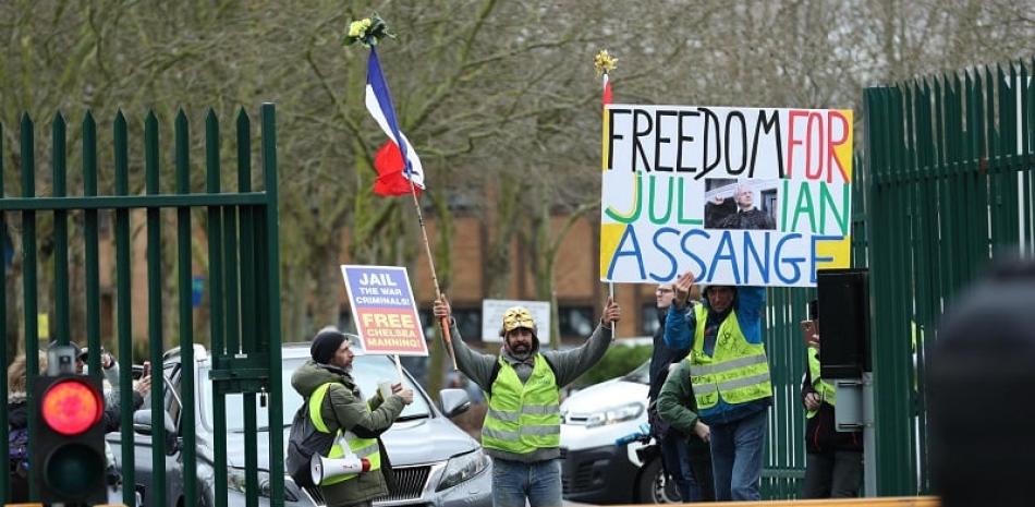 Manifestantes piden la liberación de Julian Assange