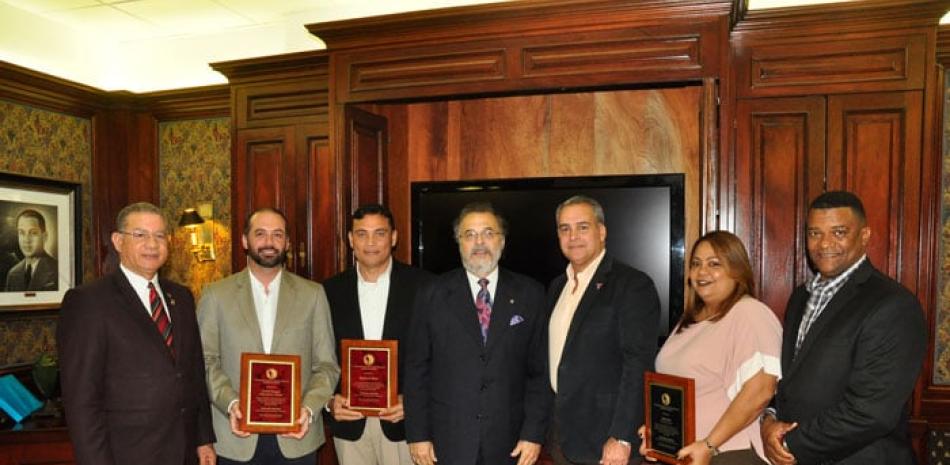 Asistentes a la premiación que fueron reconocidas por la oficina del Comisionado Nacional de Béisbol Profesional y su incumbente Ricky Noboa.