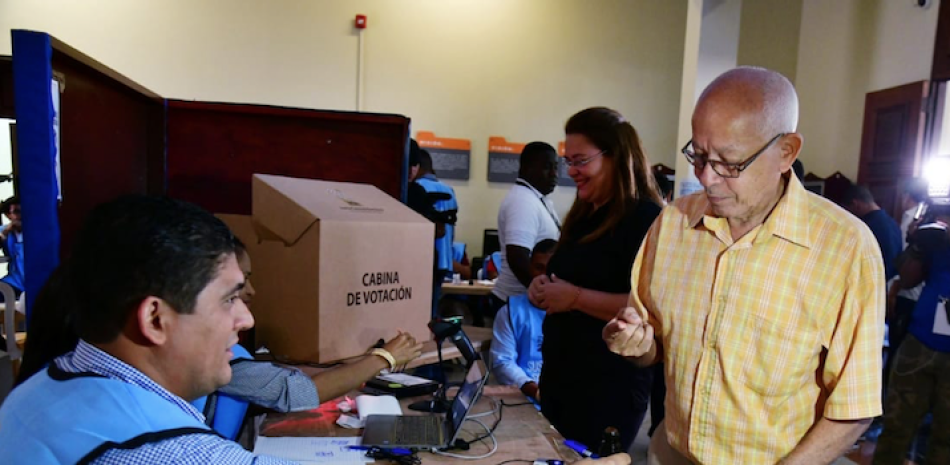 Un fallo en el sistema de votación automatizado provocó la suspensión de las elecciones presidenciales poco después de las 11:00 de la mañana del día 16. FE.