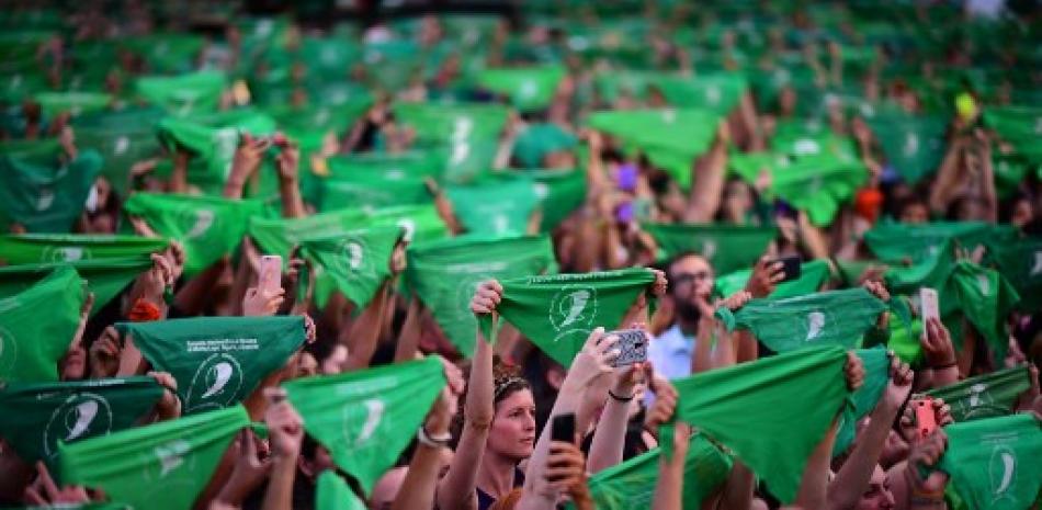 Miles de manifestantes muestran sus pañuelos verdes, un simbolo en apoyo de la legalización del aborto. / AFP