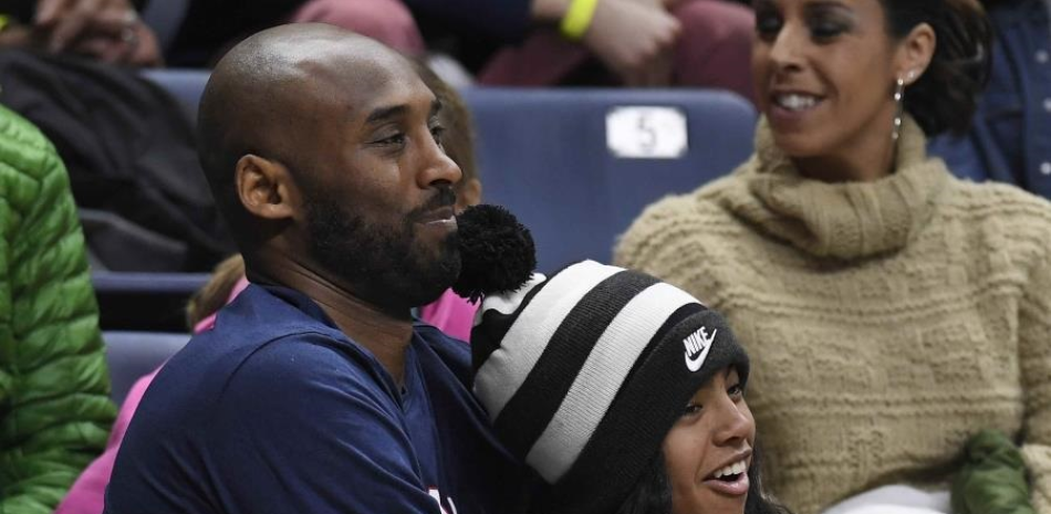 Kobe Bryant y su inseparable hija "Gigi" mientras presenciaban un juego de la NBA.