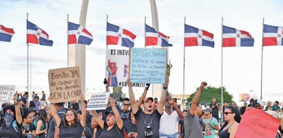 Foto del plantón de los jóvenes en la Plaza de la Bandera. Glauco Moquete/ Listín Diario