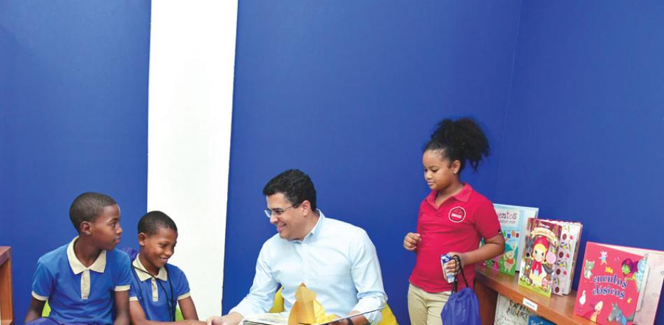 El alcalde David Collado junto a niños del sector Capotillo en la nueva biblioteca infantil.