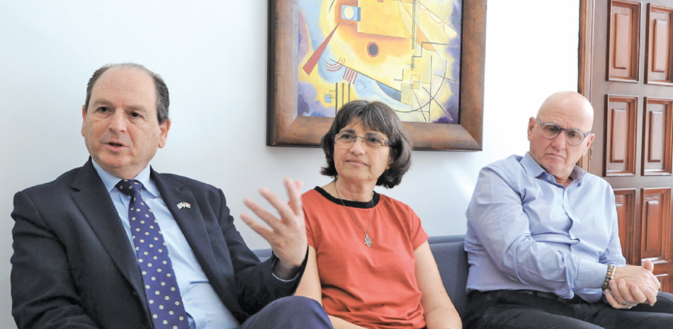 El embajador israelí Danny Biran, Evelyn Rosenthal y David Schvartman durante su visita a Listín Diario. JORGE CRUZ/LD