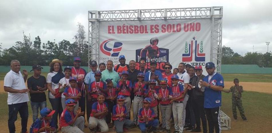 Integrantes del equipo Cotui que conquistó el campeonato en el torneo nacional de béisbol U-8.