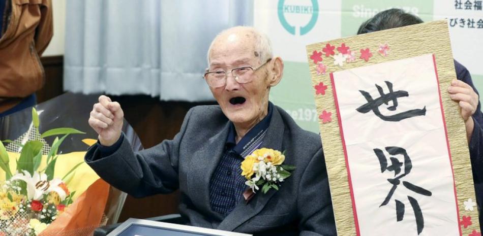 Chitetsu Watanabe, de 112 años, posa junto a un cartel que escribió tras ser condecorado como el hombre más viejo del mundo por el Guinness World Records, en Joetsu, en la prefectura de Niigata, en el norte de Japón, el 12 de febrero de 2020. (Kyodo News via AP)