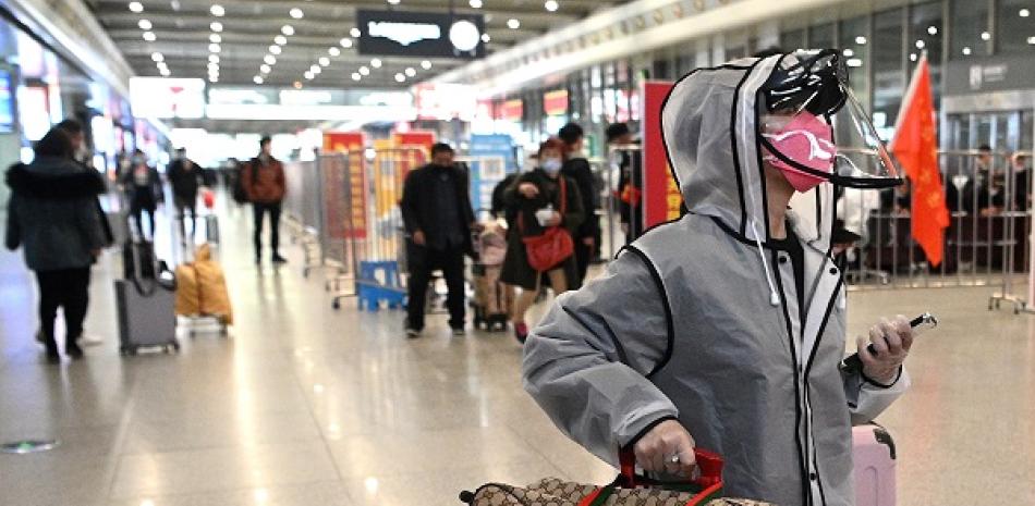 Pasajeros utilizando mascarillas protectoras en Shanghai/ AFP