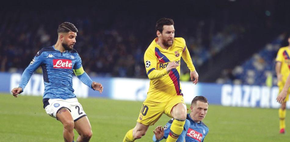 El delantero argentino Lionel Messi (centro), regatea a Piotr Zielinski (derecha) y Lorenzo Insigne, del Nápoli.
