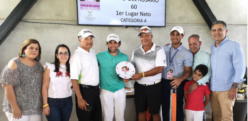 Luis José Placeres y Sabino de Rosario reciben sus trofeos como campeones en la categoría A. Entregan familiares de Mati.