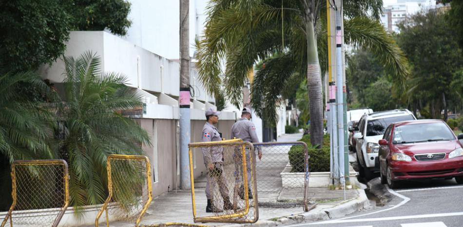 Vallas de las que utiliza la Policía para contener a manifestantes están ubicadas cerca del edificio donde vive el presidente Danilo Medina.